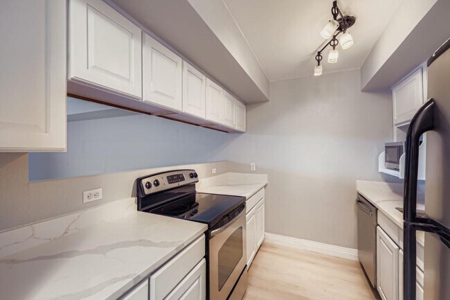 Building Photo - 601 W 11th Ave