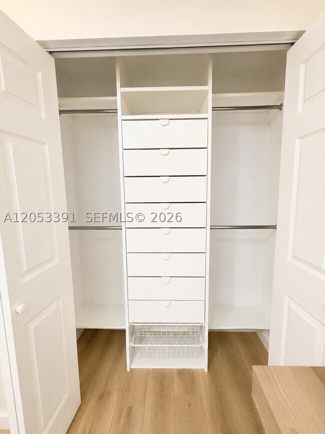 Building Photo - 9821 W Elm Ln