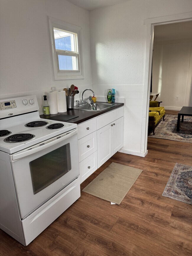 Building Photo - 1015 Pine Ave