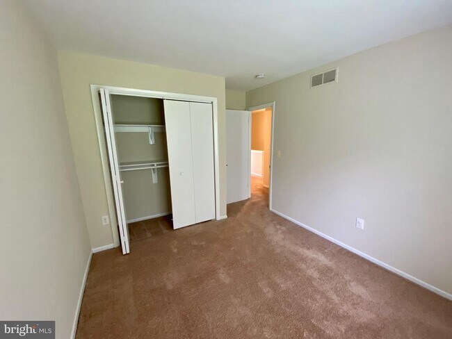 Building Photo - 1010 Commanders Way N