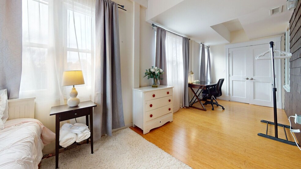 Building Photo - 28 Clay St