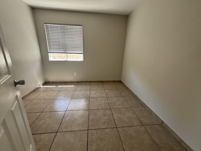 Building Photo - 4156 Abrams Ave