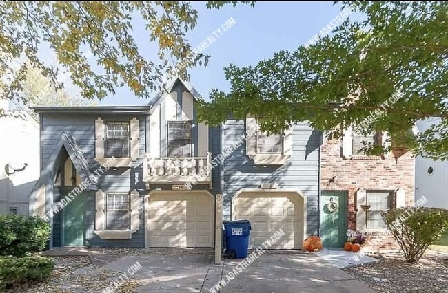 Building Photo - Beautiful and Spacious Townhome in LAWRENCE-Available in MAY!!