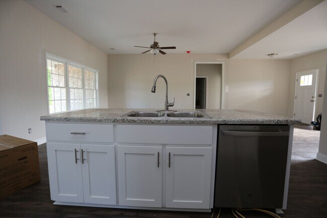 Building Photo - 3 Bedroom Brick House in SEB School District Available NOW