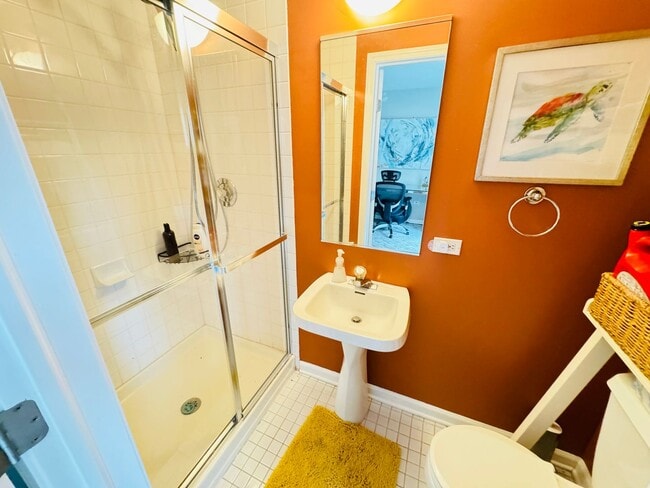 Building Photo - Spacious 3 Bedroom Townhouse