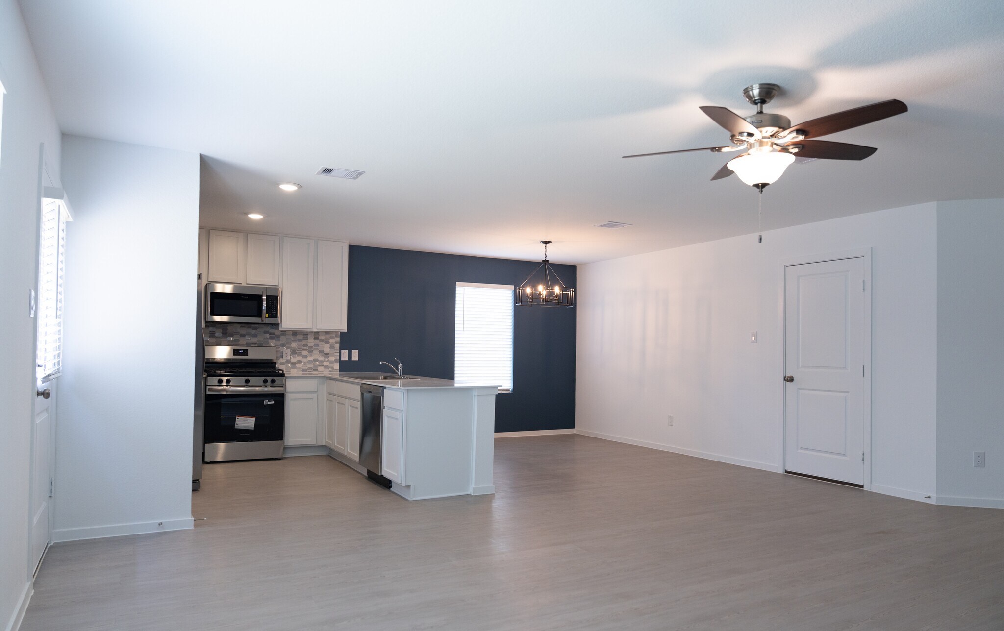 Building Photo - 3018 Mallorca Dr