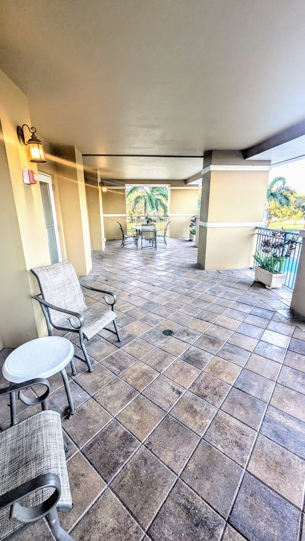 Building Photo - Annual Unfurnished 2/2 Condo in Downtown S...