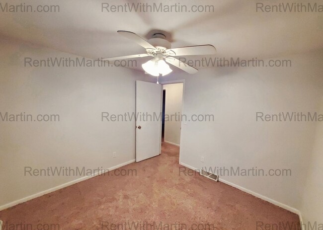 Building Photo - 3 Bedroom, 2 Bath & Main floor laundry- 6t...