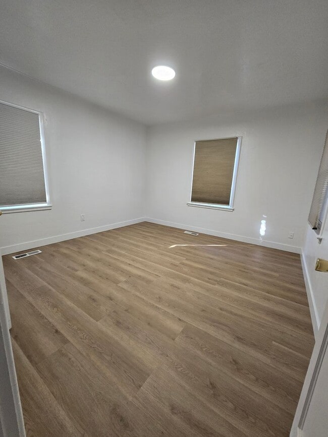 Building Photo - 2 Br 1 Ba ready now