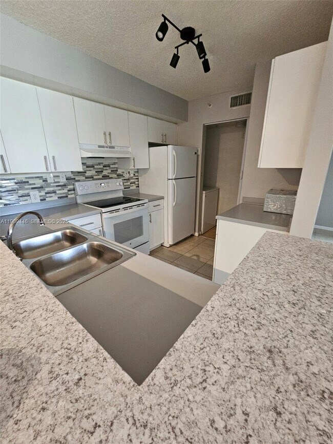 Building Photo - 7872 Sonoma Springs Cir