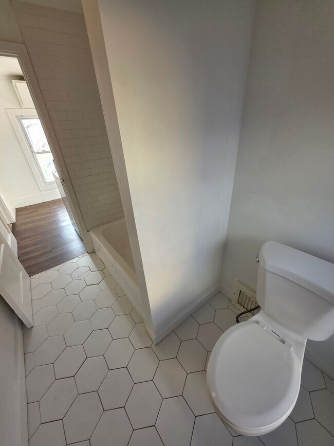 Building Photo - 47 Elmendorf St