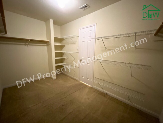 Building Photo - 10009 Iron Ridge Dr