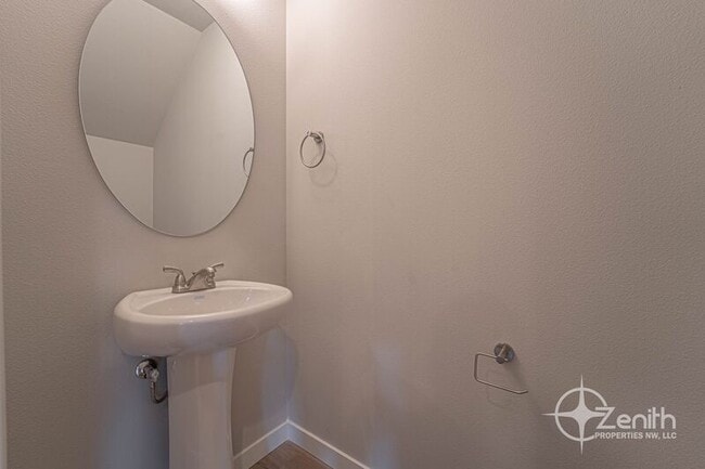 Building Photo - 4915 NE 2nd Ct