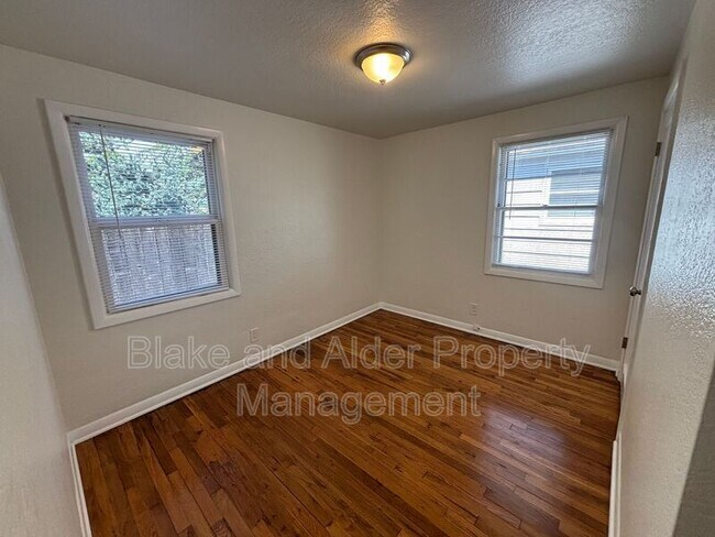 Building Photo - 656 Breys Ave NE
