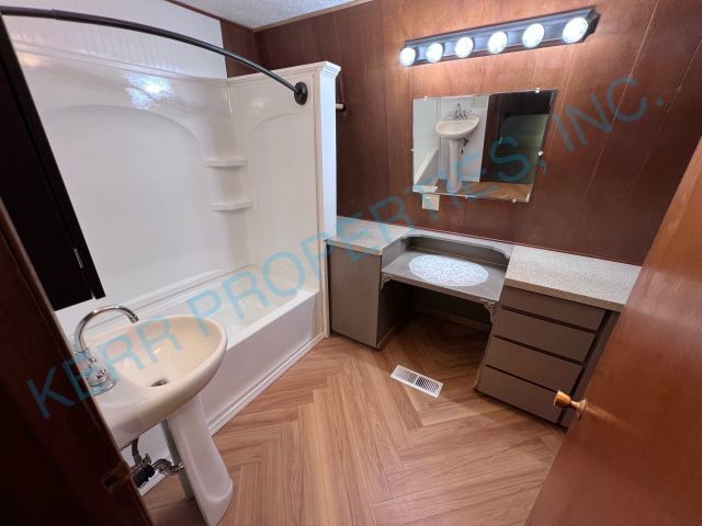 Building Photo - Deep Creek Manor! 3 Bd / 1.5 Bth - Central...