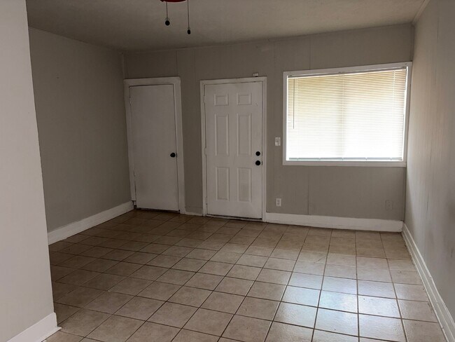 Building Photo - 6122 Glenhurst Dr