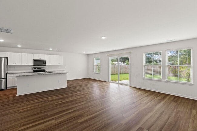 Building Photo - Welcome to your new home in the heart of L...