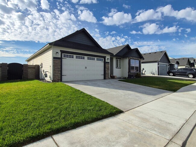 Building Photo - Charming 3-Bedroom, 2-Bath Home with Spaci...