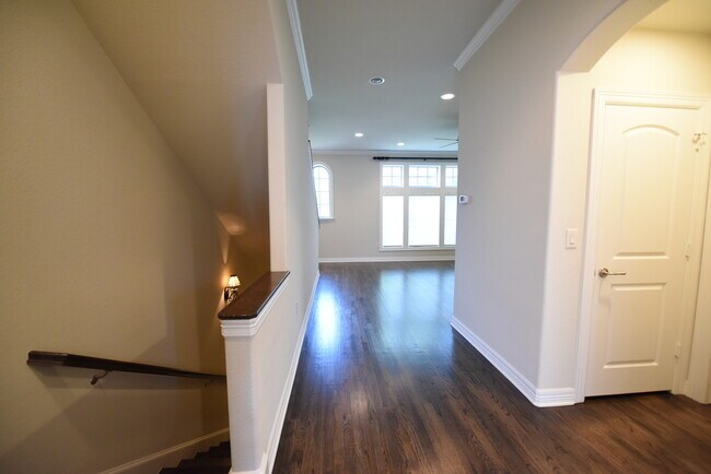 Building Photo - Beautiful 3-Story Lakewood Townhome!
