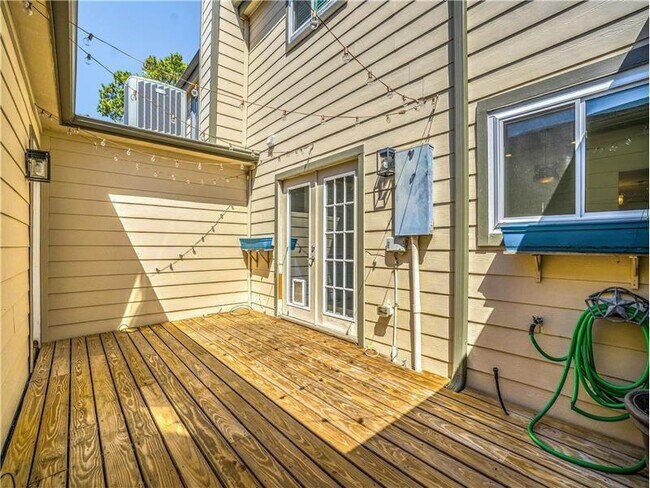 Building Photo - 746 Country Pl Dr