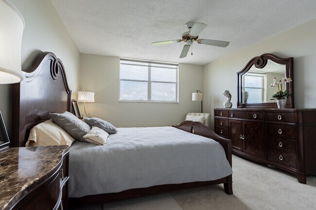 Building Photo - 2811 Somerset Dr
