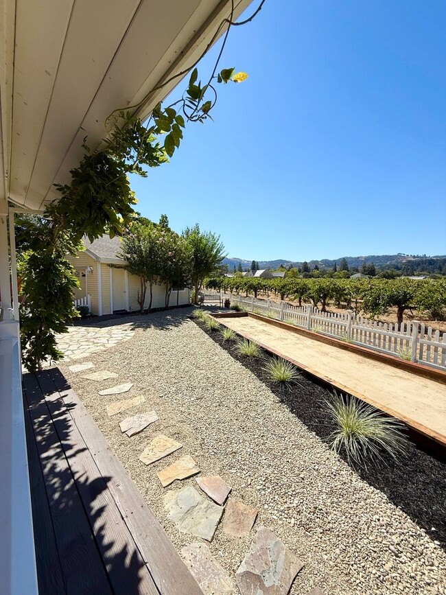 Building Photo - Pet Friendly! Walk to Downtown