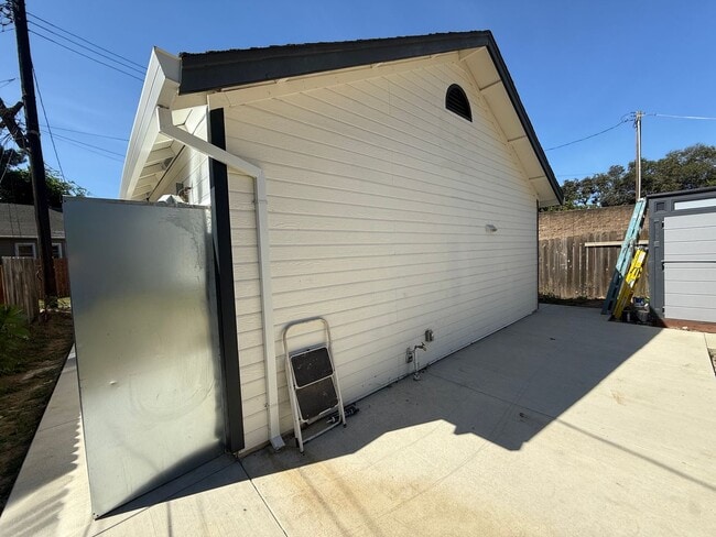 Building Photo - AVAILABLE NOW!  Newly Remodeled 1 bedroom, 1 bath in downtown area, won't last long!