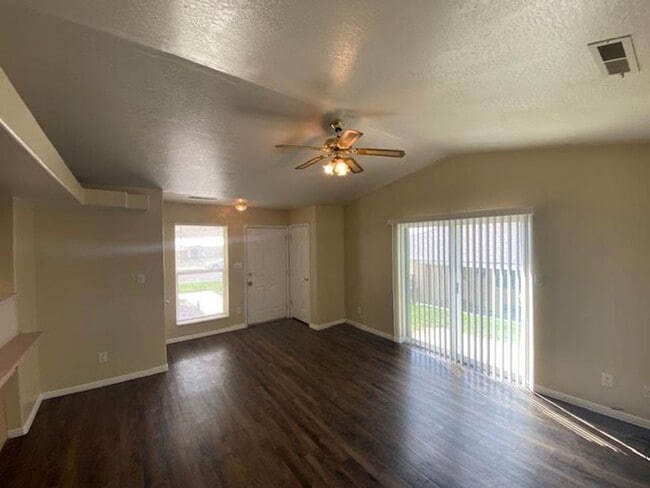 Building Photo - 3 bed, 2 bath Twin Home