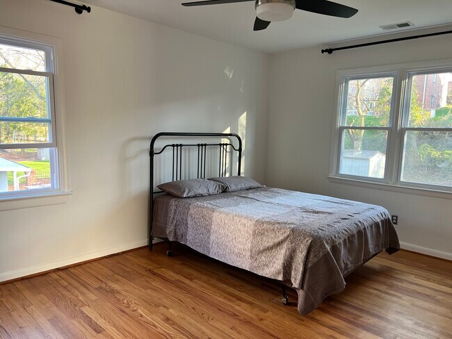 Building Photo - 3047 O St SE