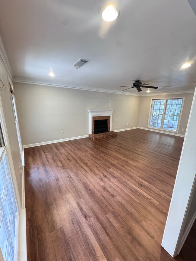 Building Photo - 1884 Dovonshire Rd S W