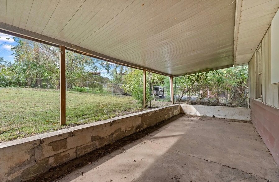 Building Photo - 1829 River Dr