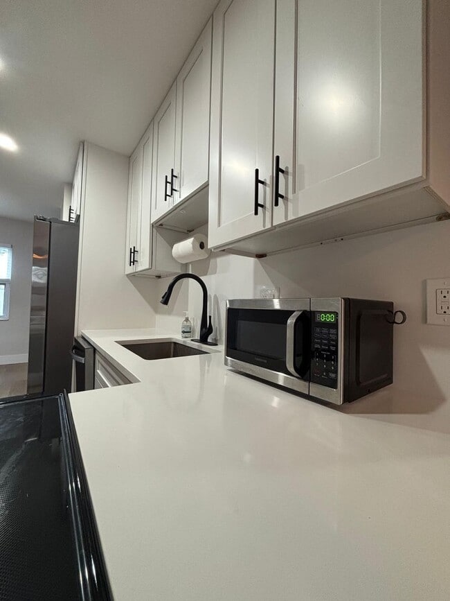 Building Photo - Fully Remodeled 3-Bedroom + Den Home for R...