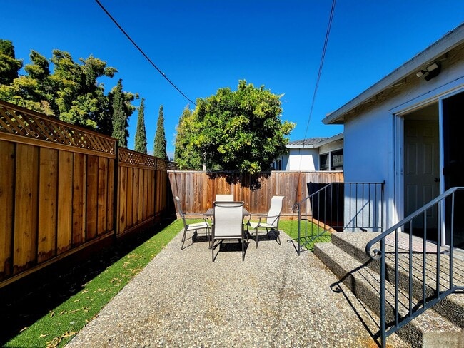 Building Photo - 2 bedroom duplex home