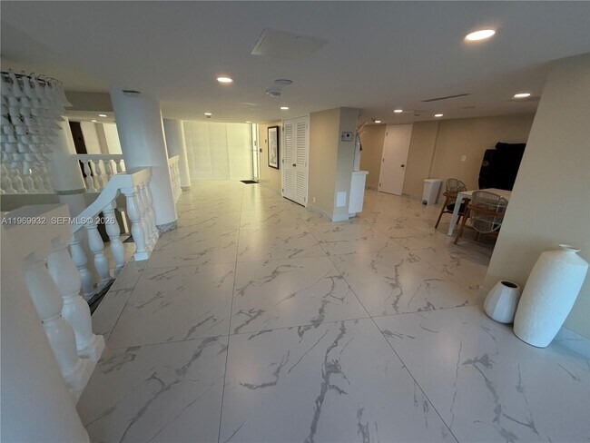 Building Photo - 710 N Ocean Blvd