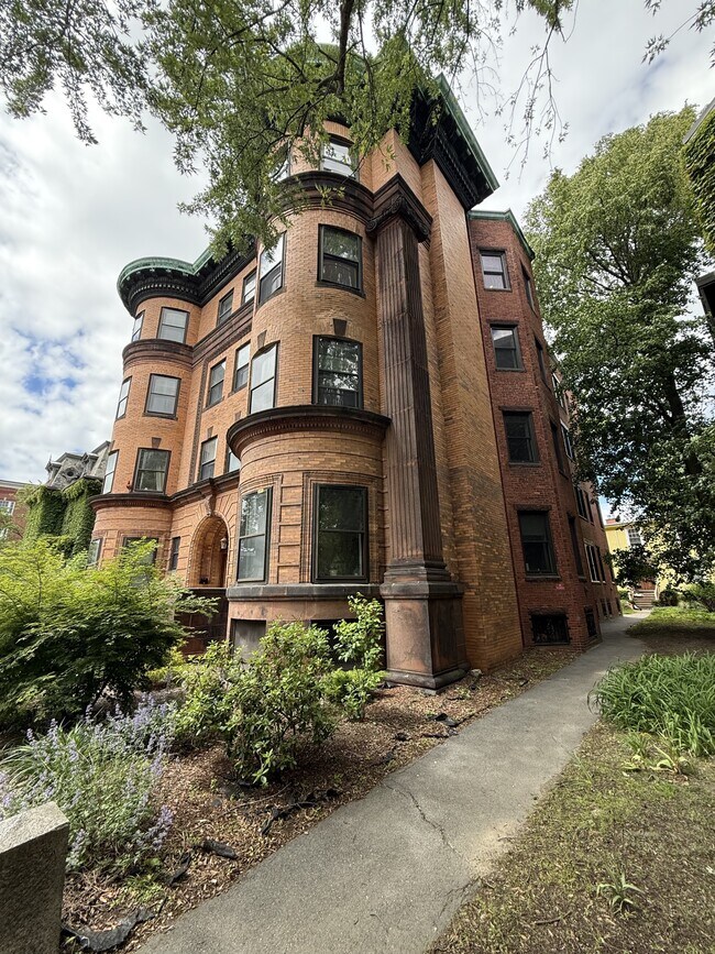 Building Photo - 367 Harvard St