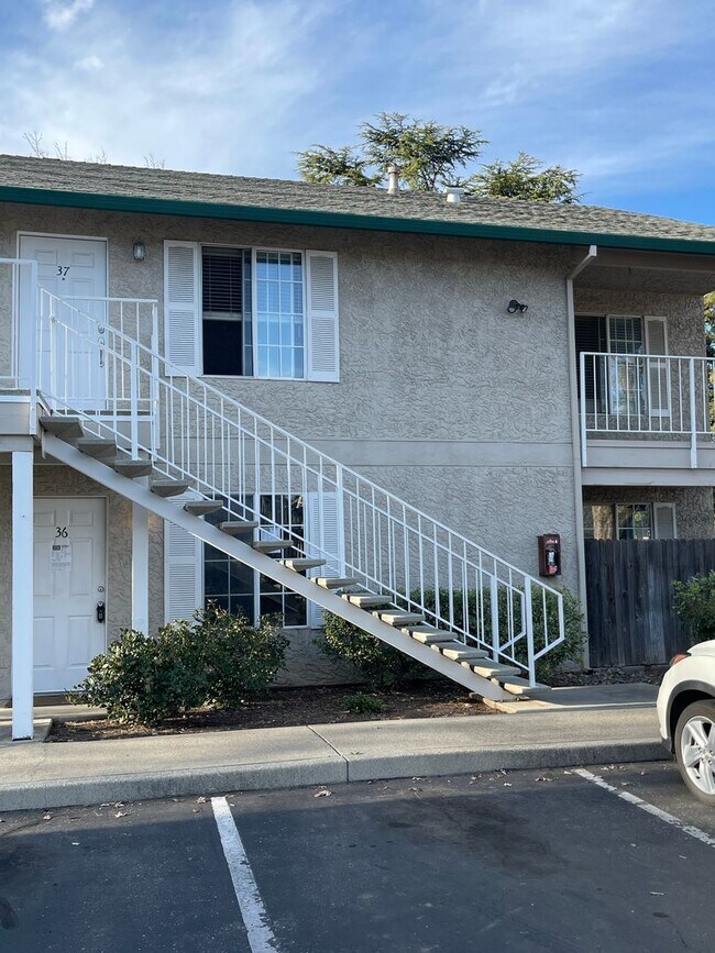 Building Photo - Chico 3 bed 2 bath Condo, Pool, Reserved Parking, upstair unit. newly refurbished