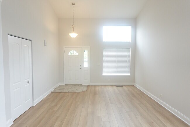 Building Photo - 337 S Arrowhead Ct