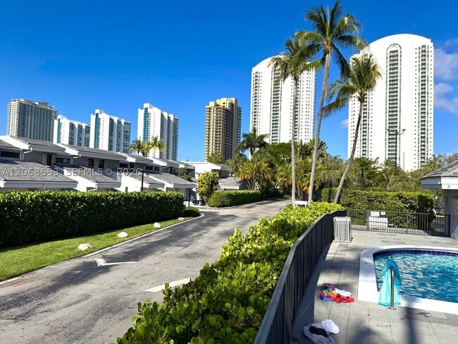 Building Photo - 350 Poinciana Island Dr