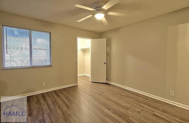 Building Photo - 910 Brett Dr
