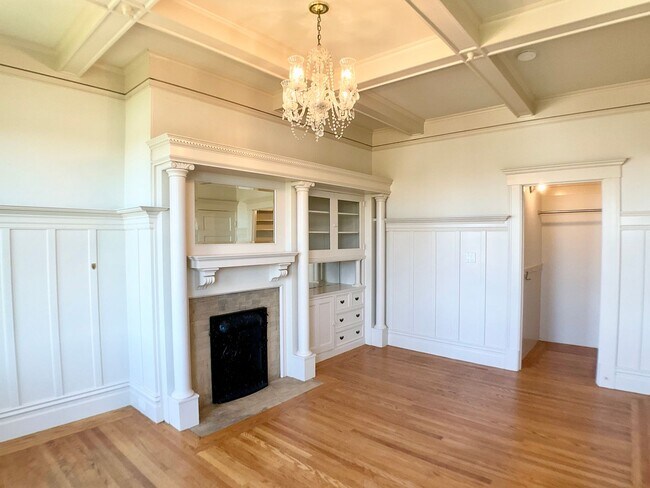 Building Photo - TOP FLOOR 4/2. In-Unit Laundry! Dishwasher...