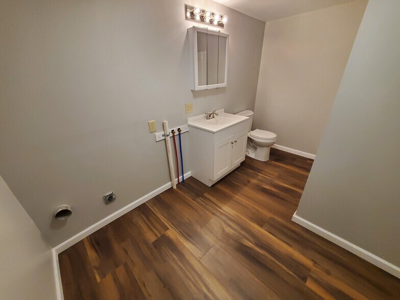 Bathroom - 816 W Gambier St