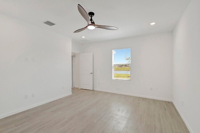 Building Photo - Luxurious Living: Spacious 5-Bedroom Home with Scenic Views in Port Saint Lucie!