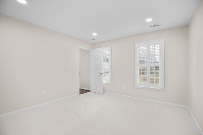 Building Photo - 6000 Blackstone Blvd