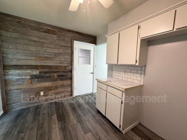 Building Photo - 205 S Meadow Ln