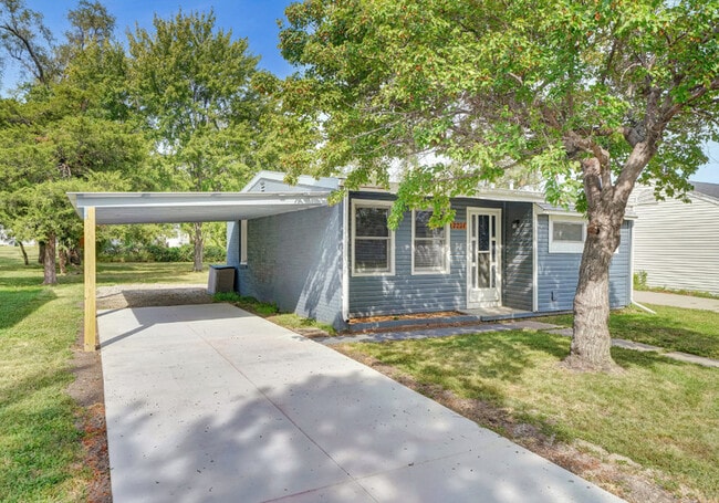 Building Photo - 2221 N 32nd St