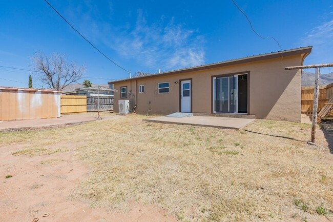 Building Photo - Charming 3 Bed 1 Bath Home
