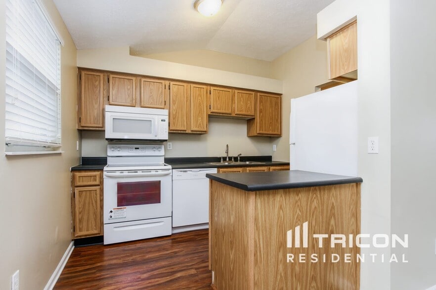 Building Photo - 7943 Cardinal Cove W