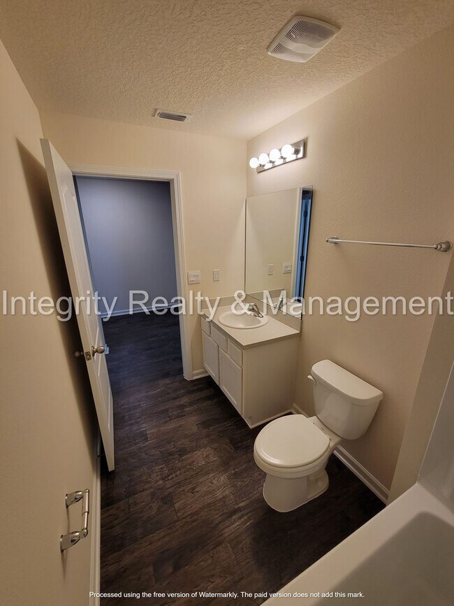 Building Photo - Newer 4 Br, 2 Bath home