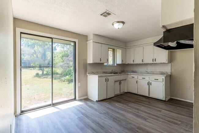 Building Photo - Updated 4-Bedroom Home in Midwest City with Modern Touches
