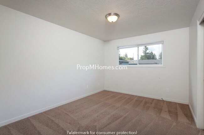 Building Photo - Wonderfully Updated NE Portland Glenfair One Bedroom Apartment w/ Private Patio!